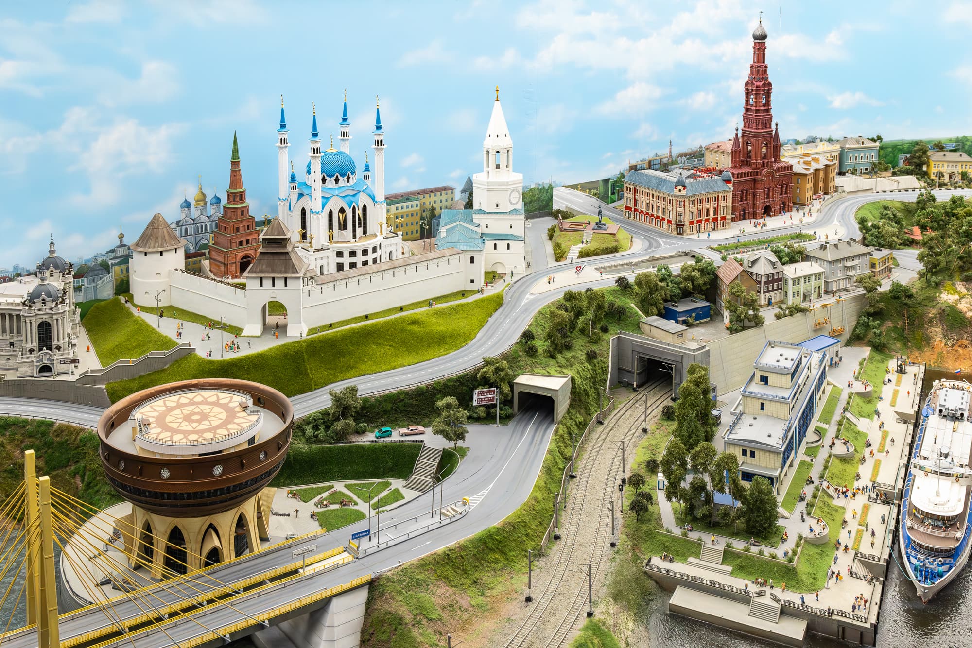 Грандиозный музей «Царь-макет» (Царь-макет)